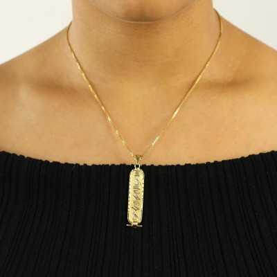 Anhänger aus 18 Karat Gelbgold – Motiv „Ägyptische Kartusche / Vorname: Vanessa“