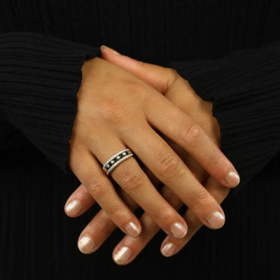 Ring aus 18 Karat Gelbgold mit Saphiren und Diamanten