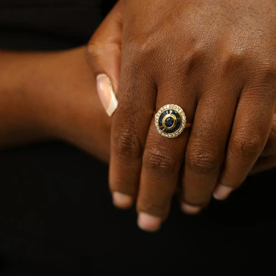 Ring aus 18 Karat Gelbgold mit Saphiren und Diamanten