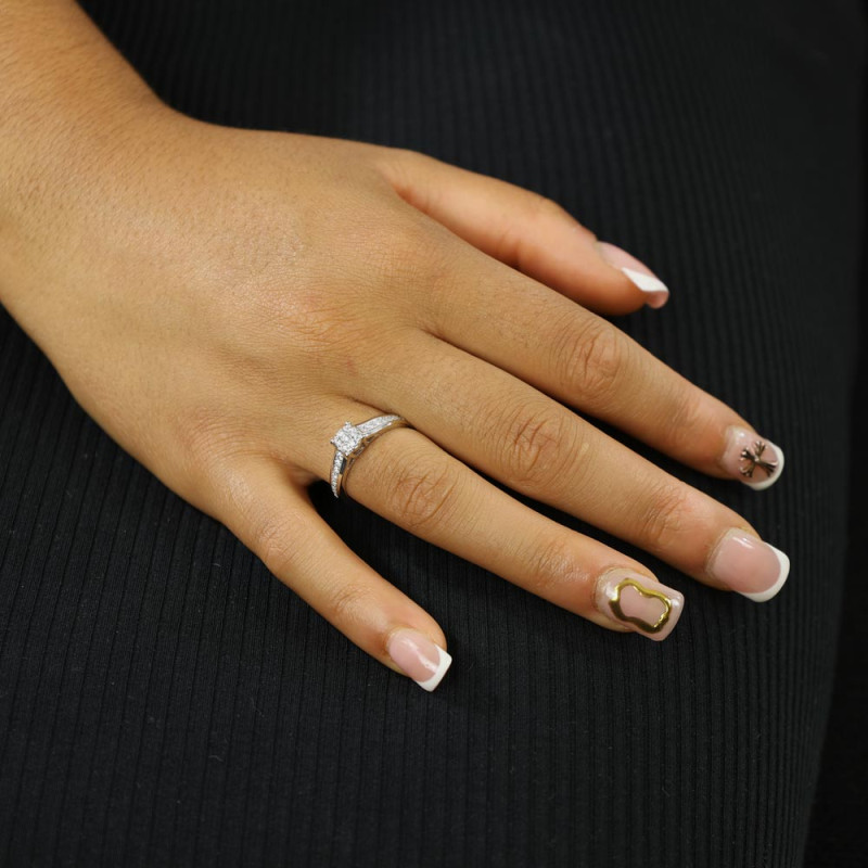 Bague en or blanc 8k avec Cubic zirconiums