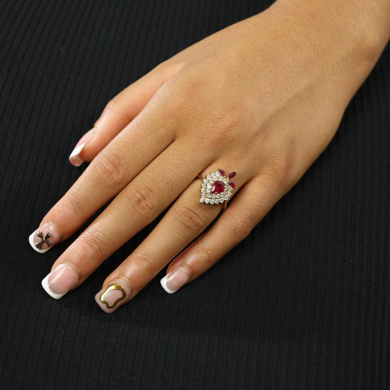 Ring aus 18 Karat Gelbgold mit Zirkonia und synthetischen Rubinen