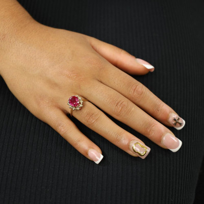Ring aus 18 Karat Gelbgold mit synthetischem Rubin