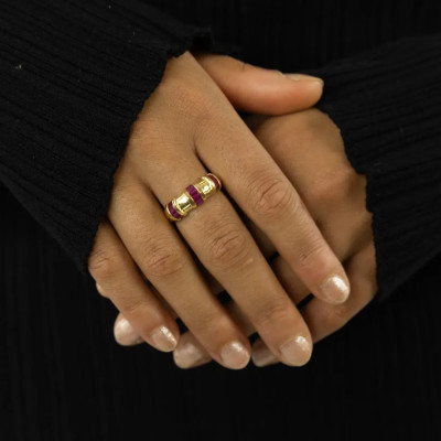 Ring aus 18 Karat Gelbgold mit synthetischem Rubin