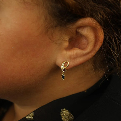 Ohrringe aus 18 Karat Gelbgold mit Saphiren, Rubinen und Diamanten
