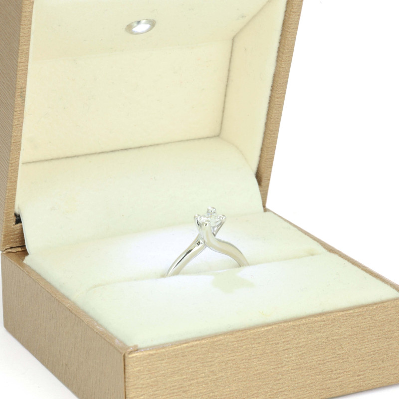 Ring aus 18 Karat Weißgold mit Diamant