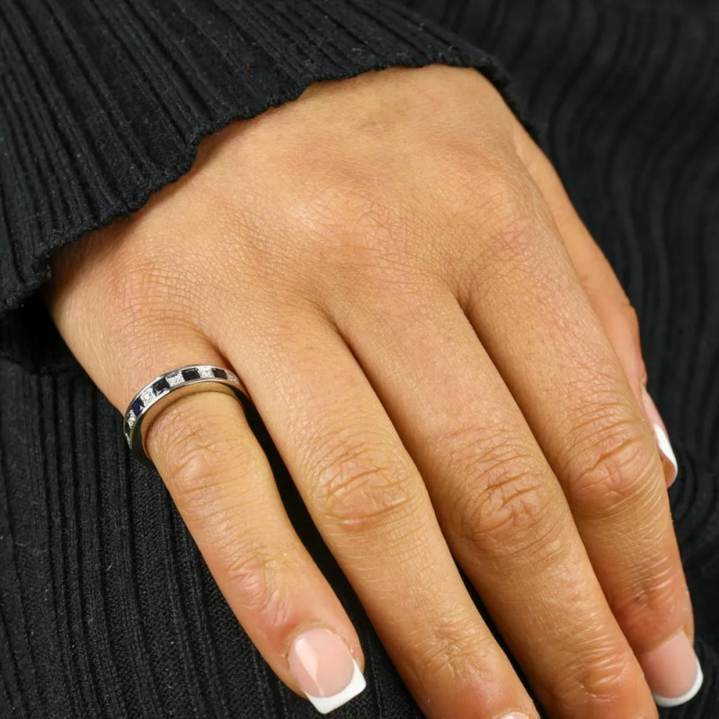 Ring aus 14 Karat Weißgold mit Saphiren und Diamanten