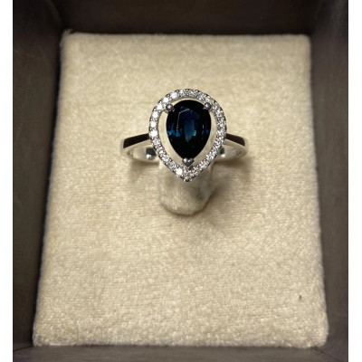 Ring aus 18 Karat Weißgold mit Saphir und Diamanten