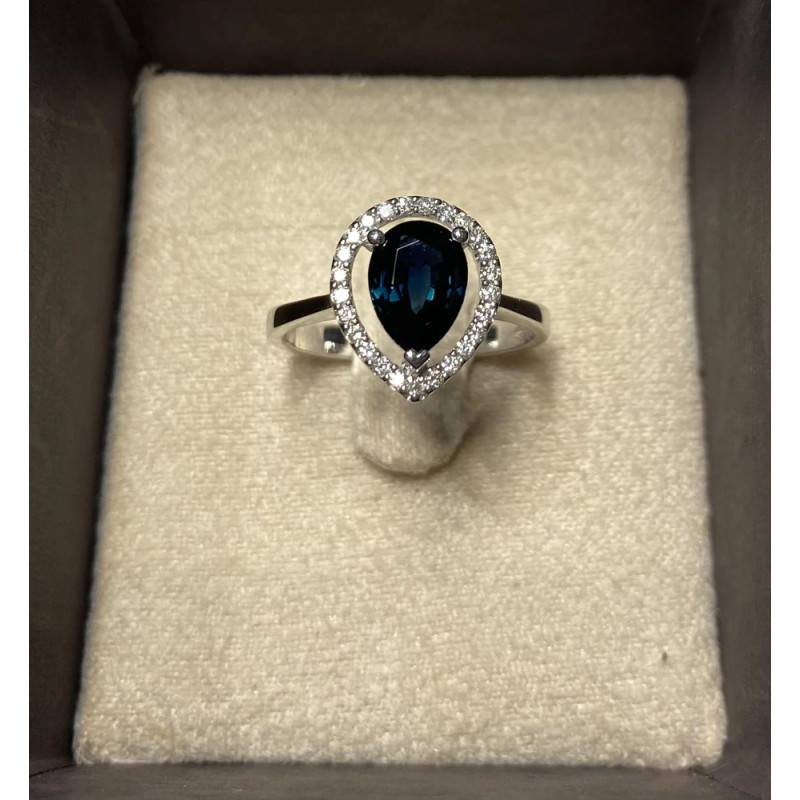 Ring aus 18 Karat Weißgold mit Saphir und Diamanten
