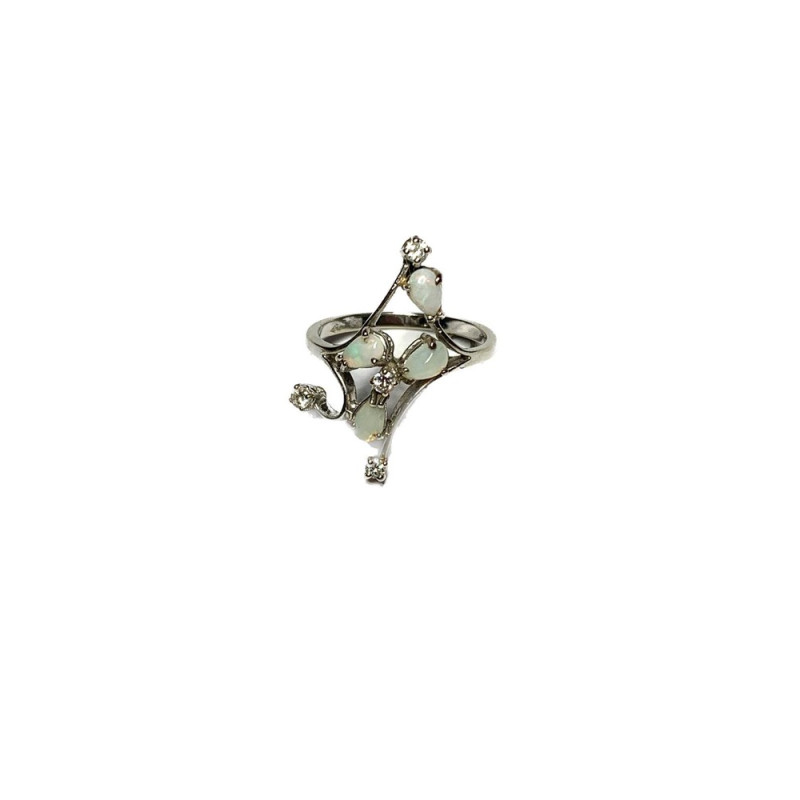 Ring aus 18 Karat Weißgold mit Opal und Diamanten
