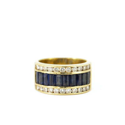 Ring aus 18 Karat Gelbgold mit Saphiren und Diamanten
